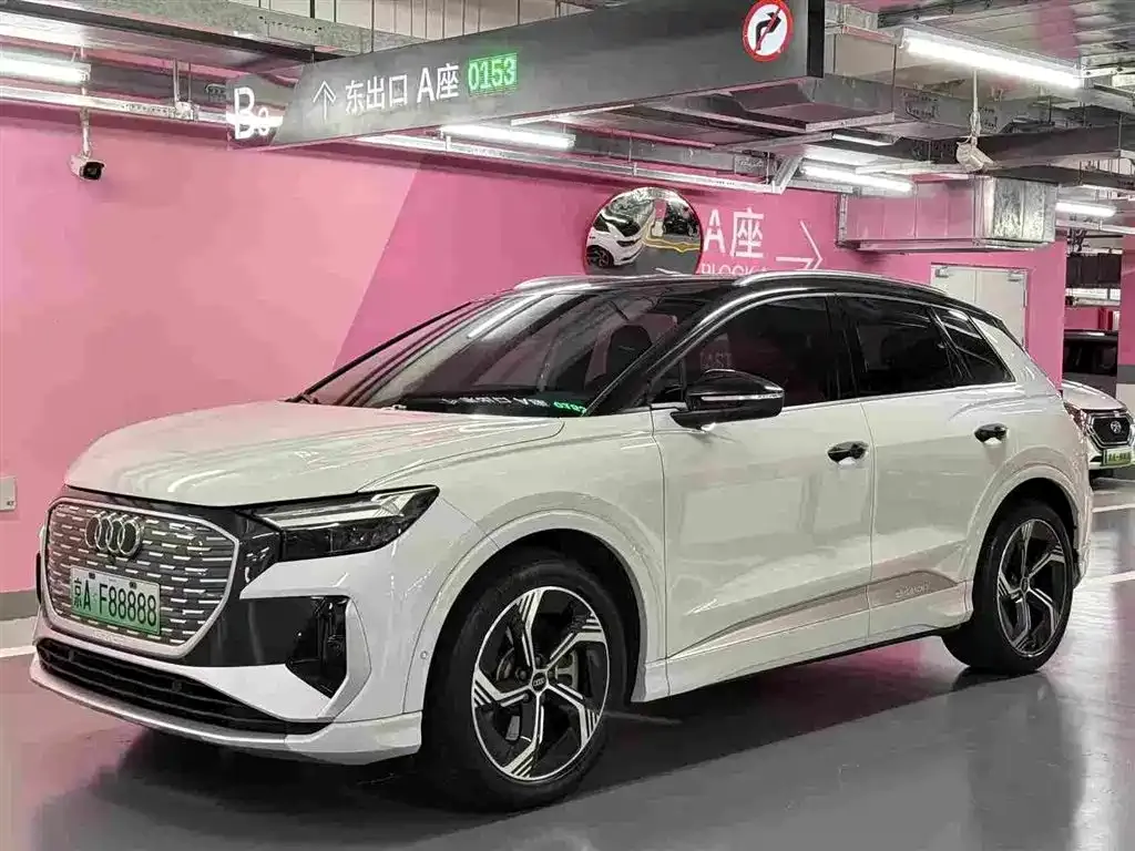 Audi Q4 e-tron — фото 1