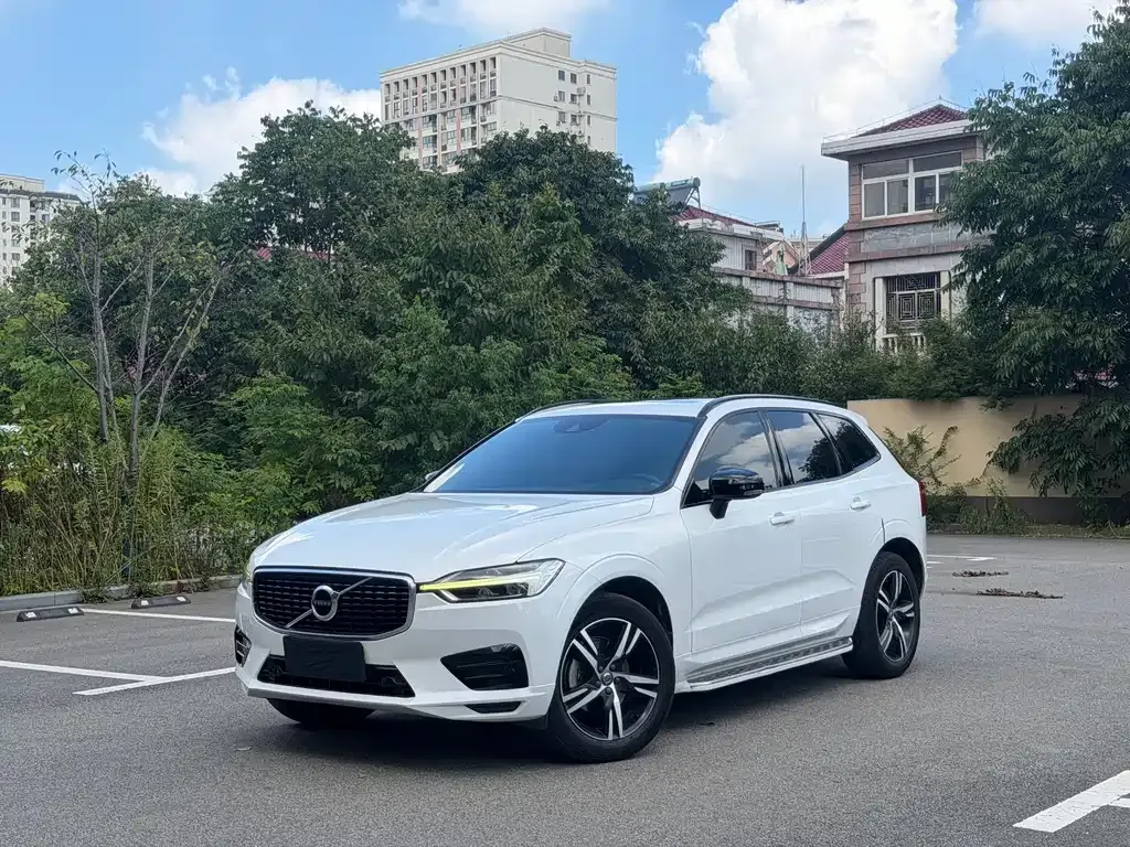 Volvo XC60 — фото 1