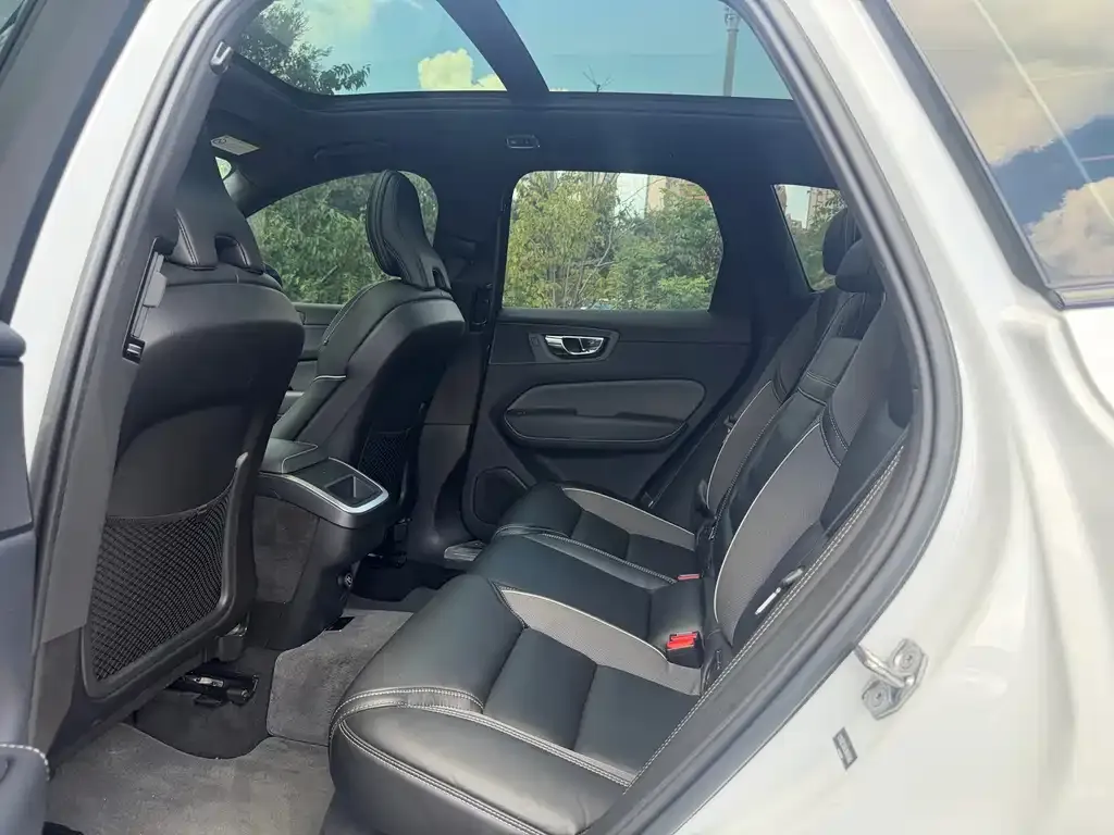 Volvo XC60 — фото 9