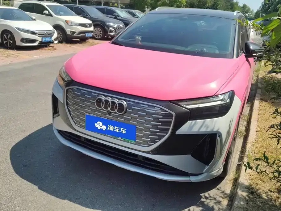 Audi Q4 e-tron — фото 1