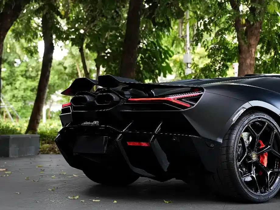 Lamborghini Revuelto — фото 4