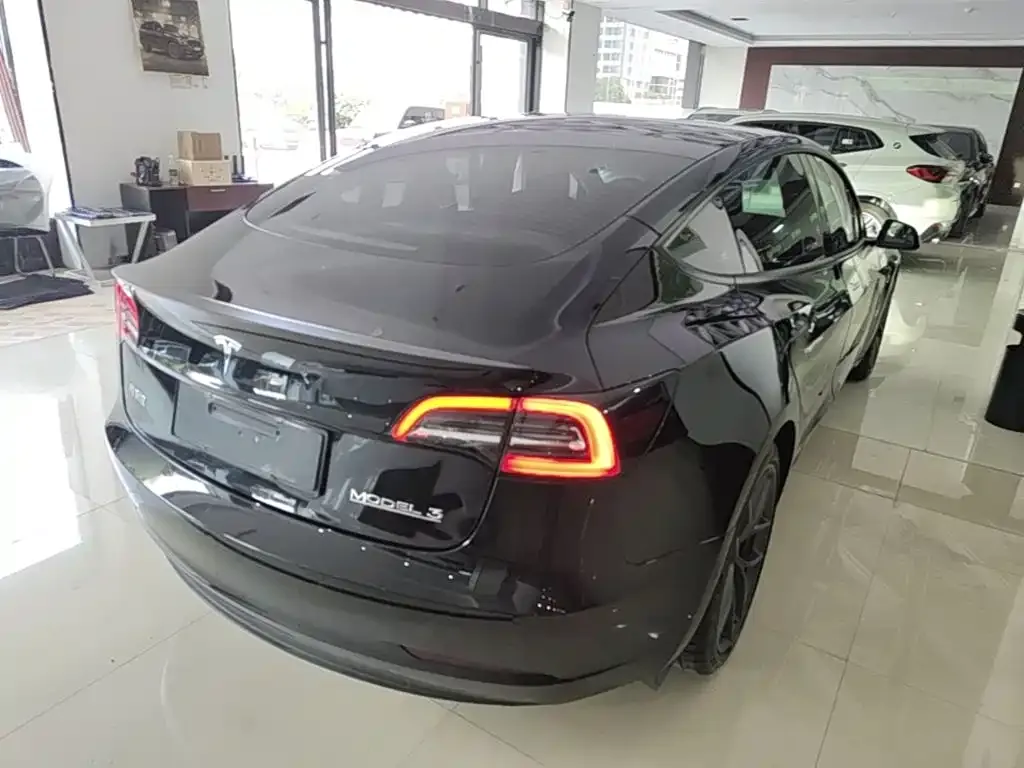 Tesla Model 3 — фото 4