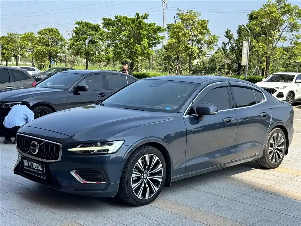 Volvo S60 — фото 1