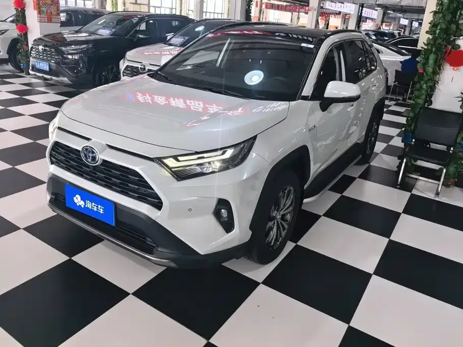 Toyota RAV4 — фото 1