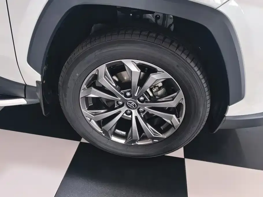 Toyota RAV4 — фото 10