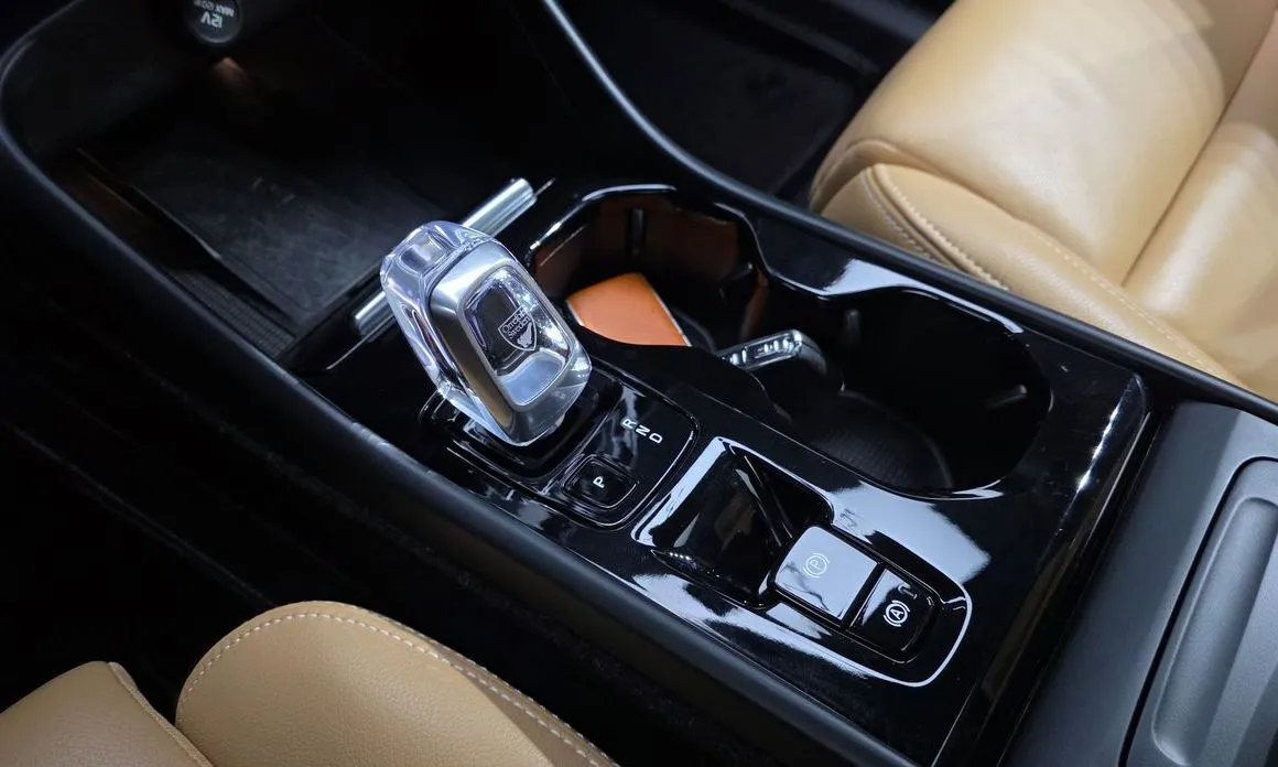 Volvo XC40 — фото 10