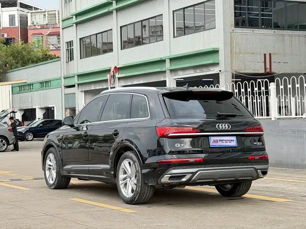 Audi Q7 — фото 9