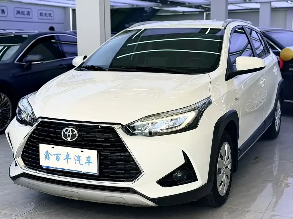 Toyota Yaris L — фото 1