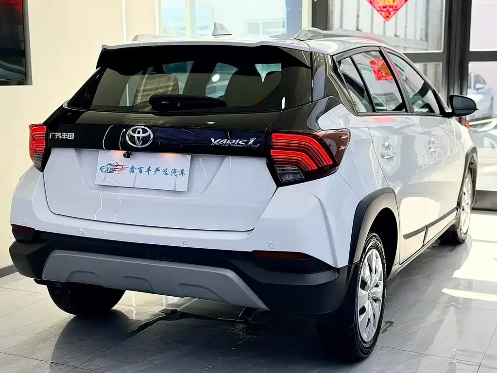 Toyota Yaris L — фото 8