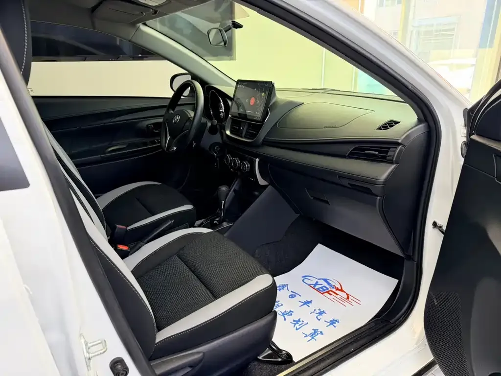 Toyota Yaris L — фото 4