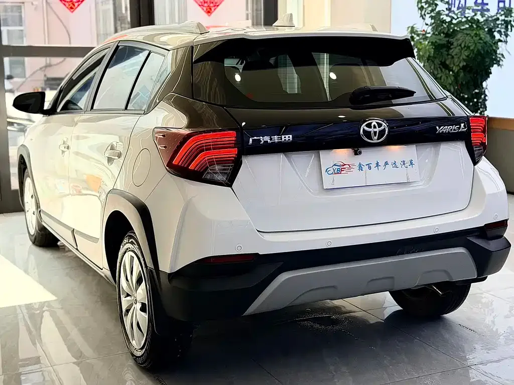 Toyota Yaris L — фото 3