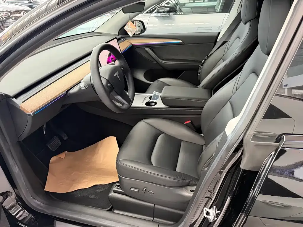 Tesla Model Y — фото 10