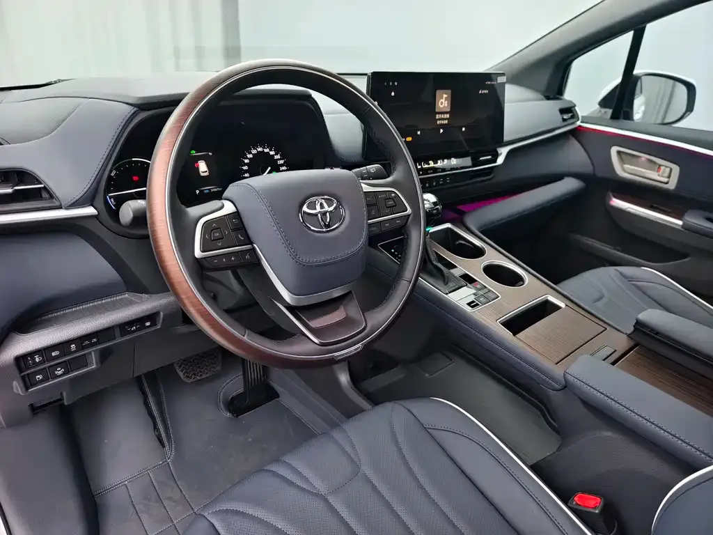 Toyota Sienna — фото 9
