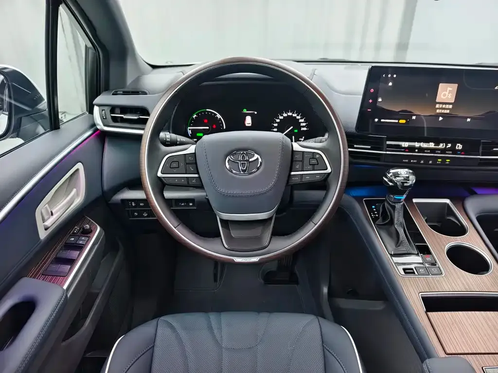 Toyota Sienna — фото 10