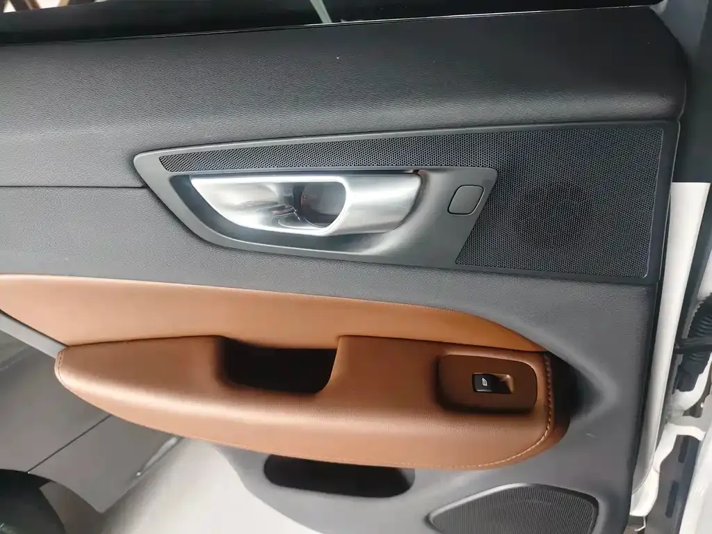 Volvo XC60 — фото 10