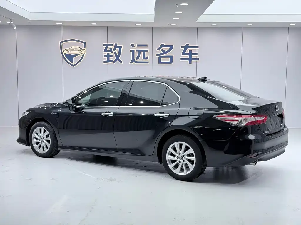 Toyota Camry — фото 9