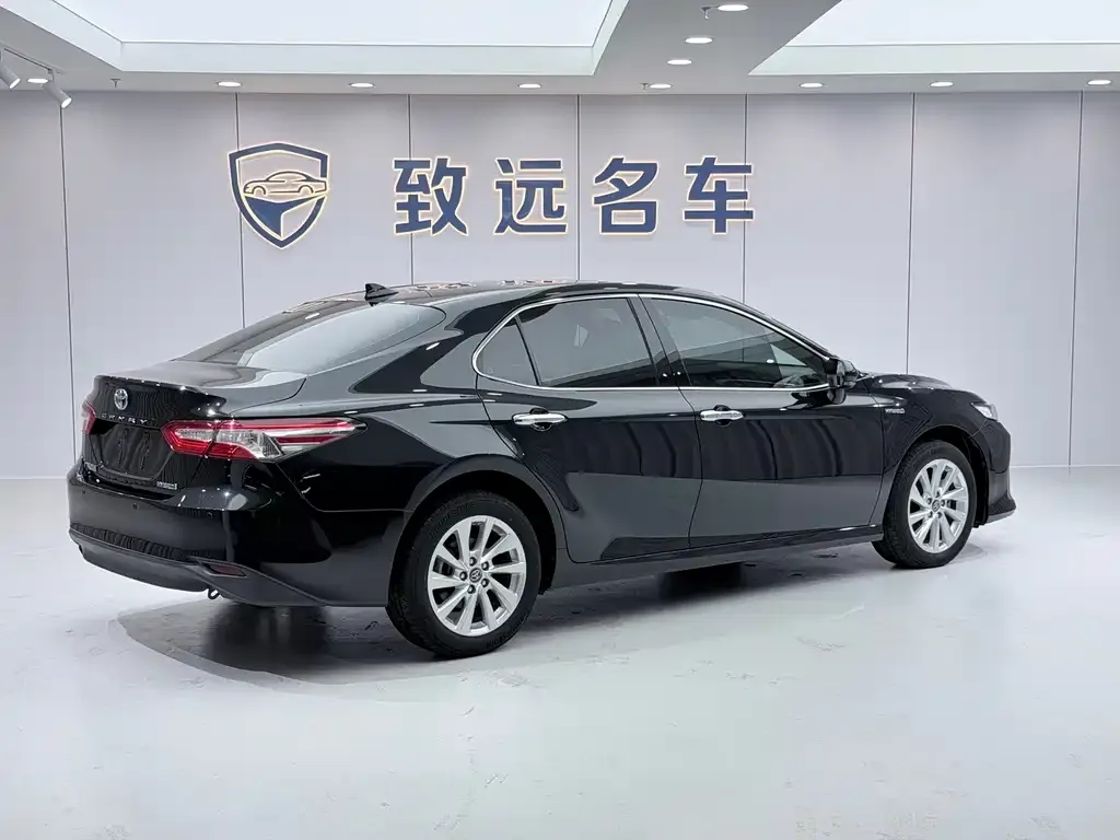 Toyota Camry — фото 5