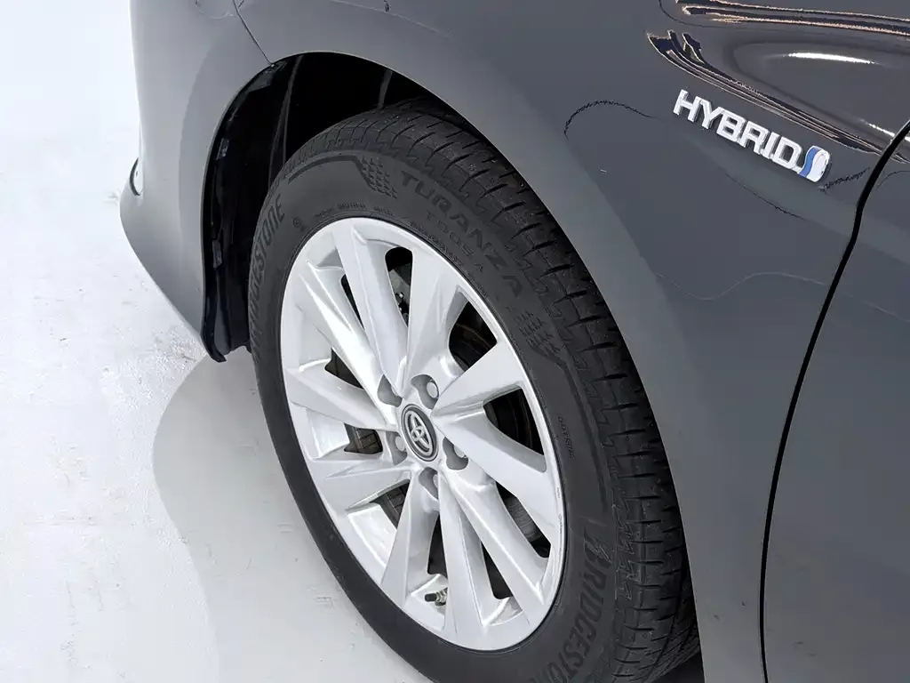 Toyota Camry — фото 2