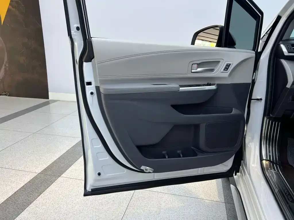 Toyota Granvia — фото 9