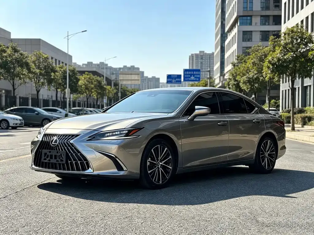 Lexus ES — фото 1