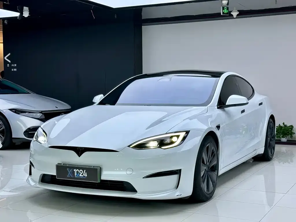 Tesla Model S — фото 1