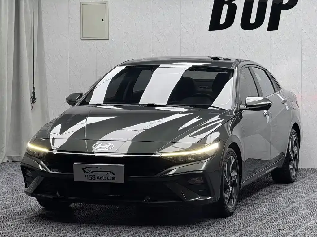 Hyundai Elantra — фото 1