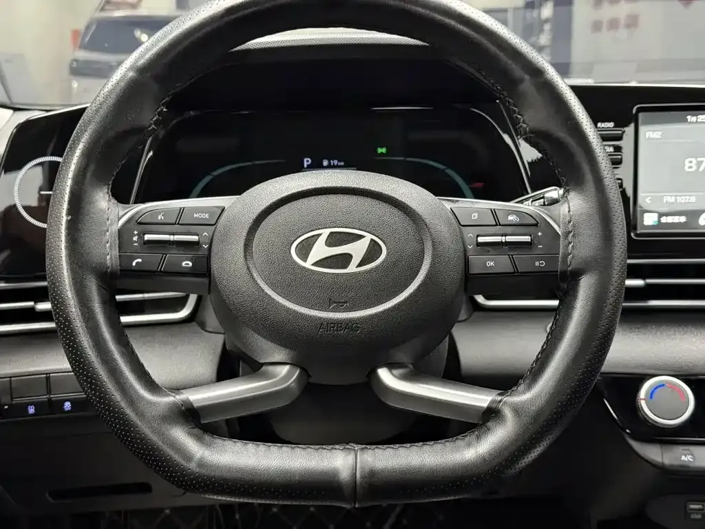 Hyundai Elantra — фото 2