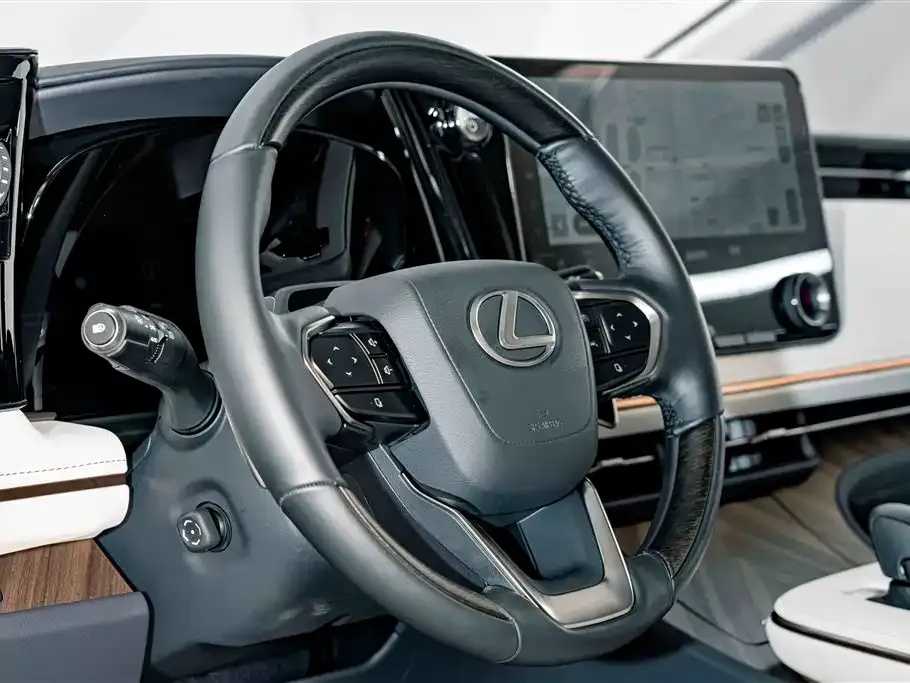Lexus LM — фото 4