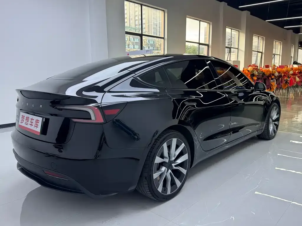 Tesla Model 3 — фото 10