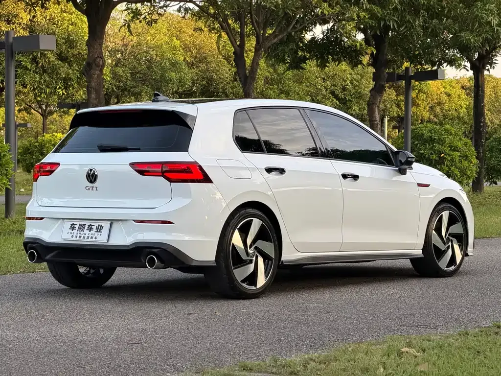 Volkswagen Golf GTI — фото 10