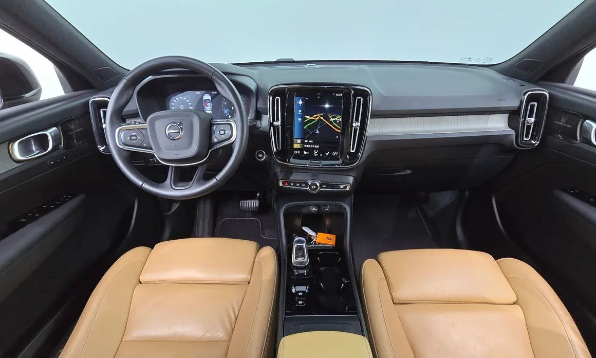Volvo XC40 — фото 10