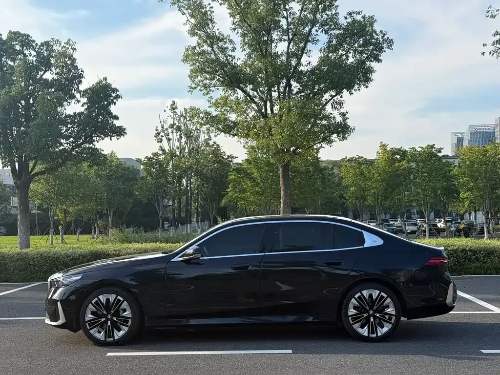 BMW 5 Series — фото 10