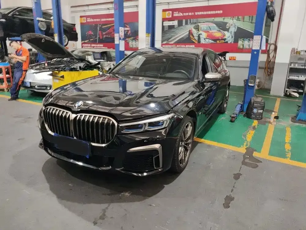 BMW 7 Series — фото 1