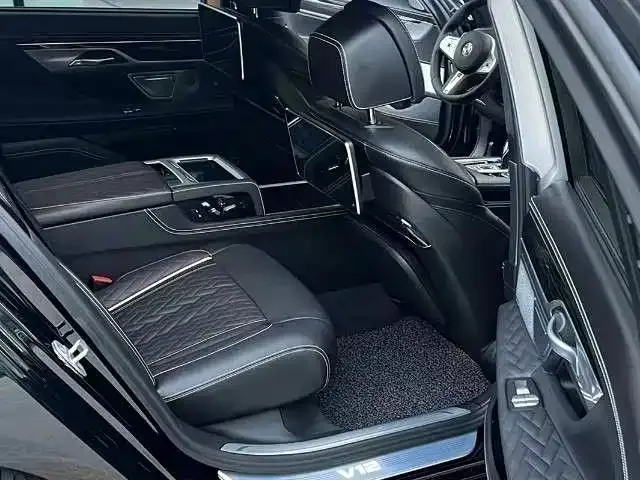 BMW 7 Series — фото 2