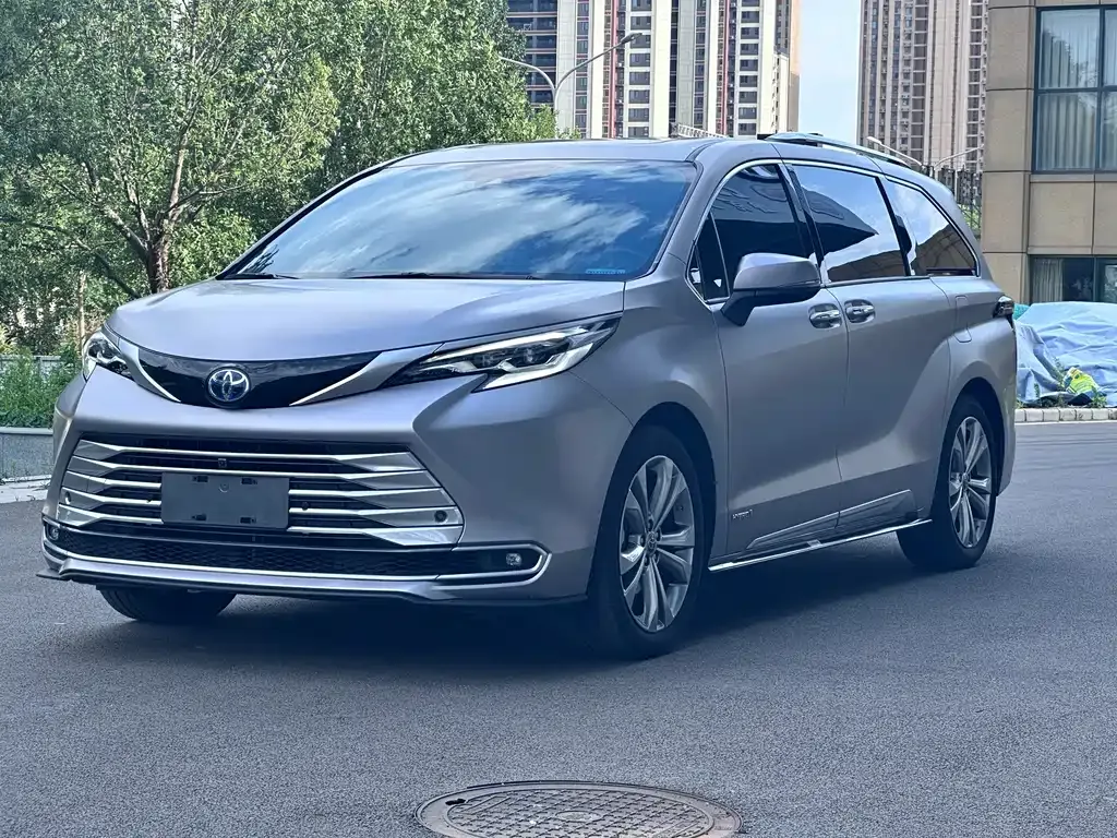 Toyota Sienna — фото 1