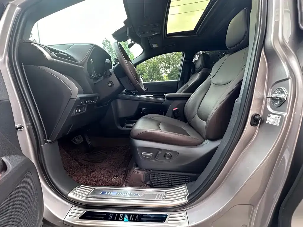 Toyota Sienna — фото 10