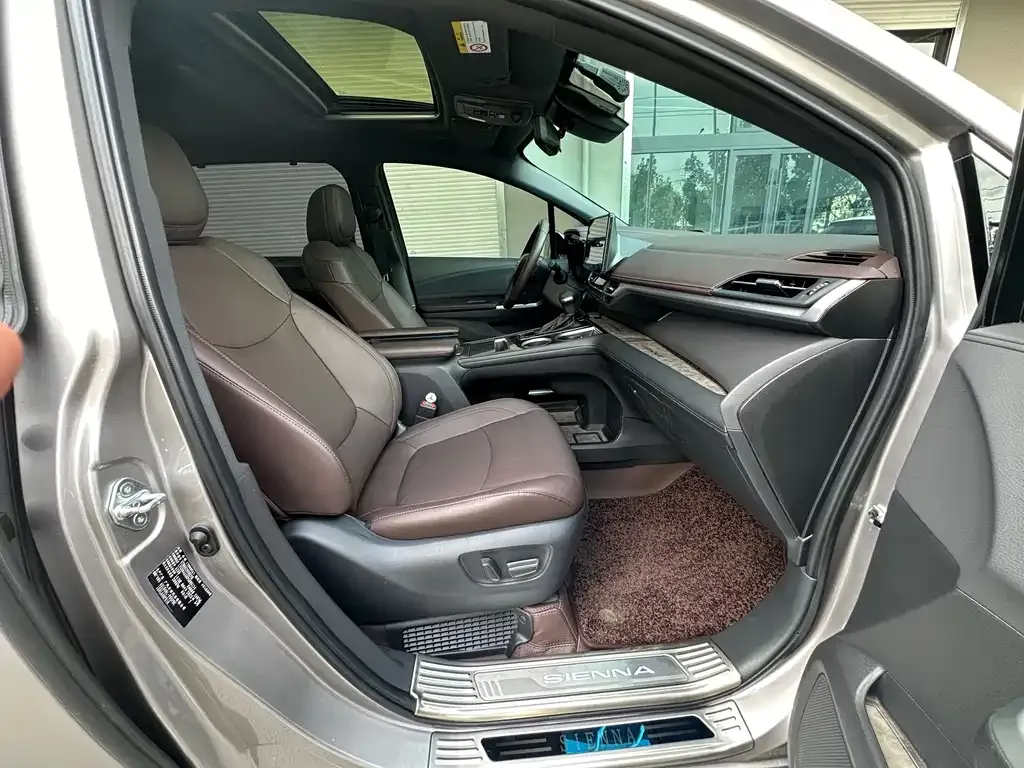 Toyota Sienna — фото 3
