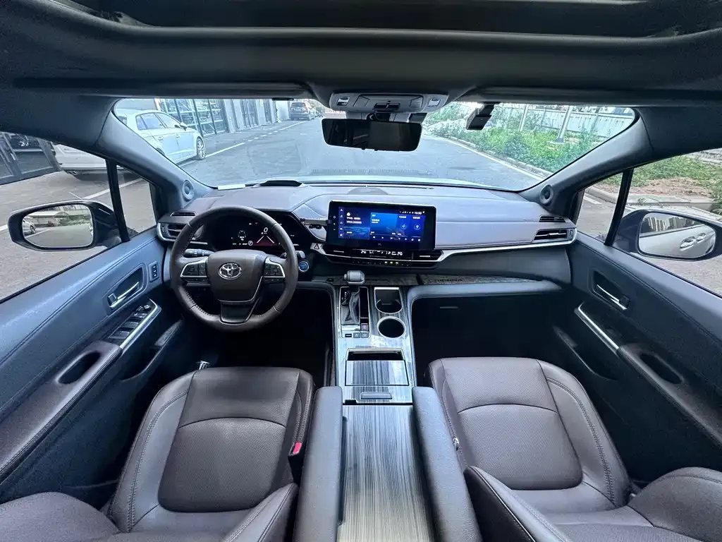 Toyota Sienna — фото 2