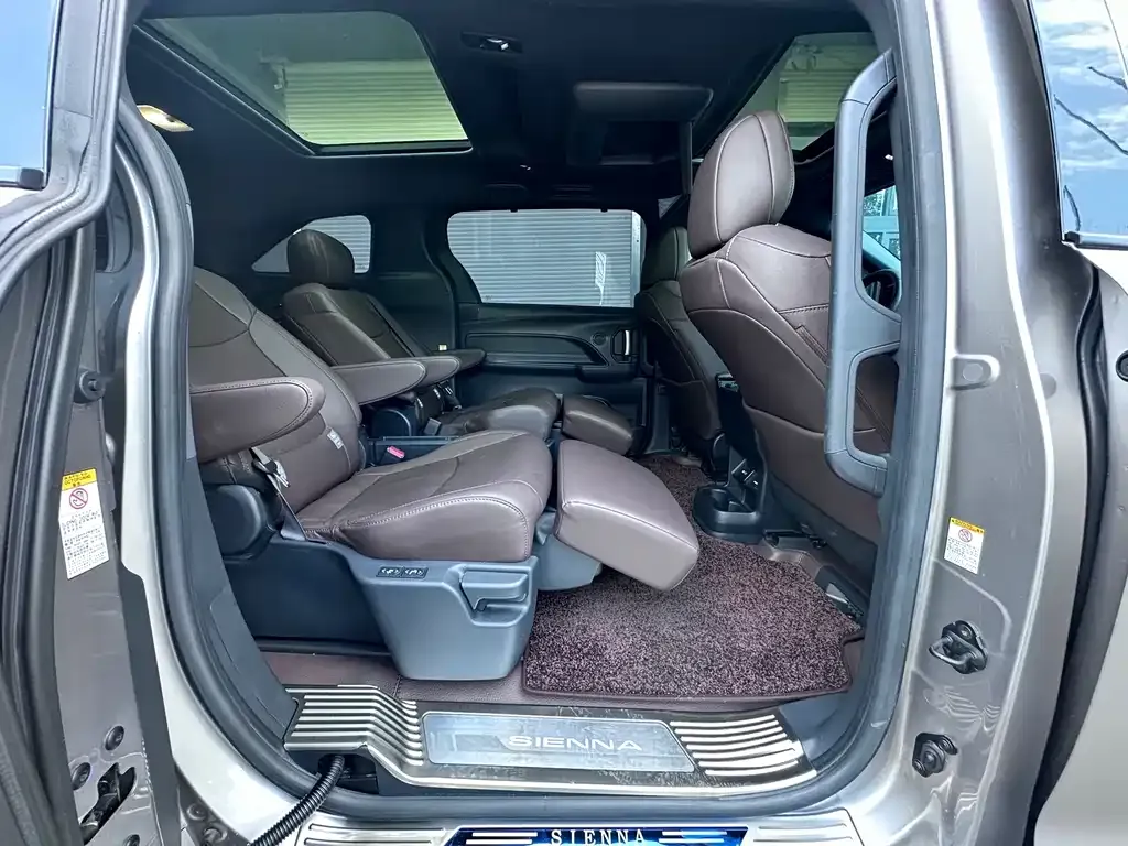 Toyota Sienna — фото 6