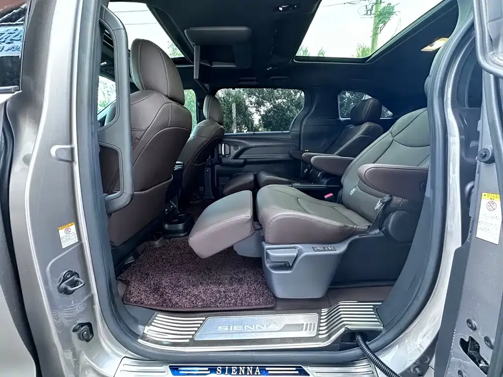 Toyota Sienna — фото 7