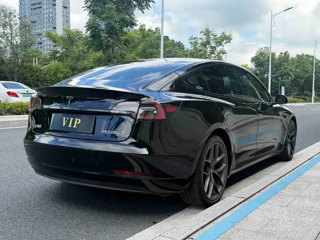 Tesla Model 3 — фото 10
