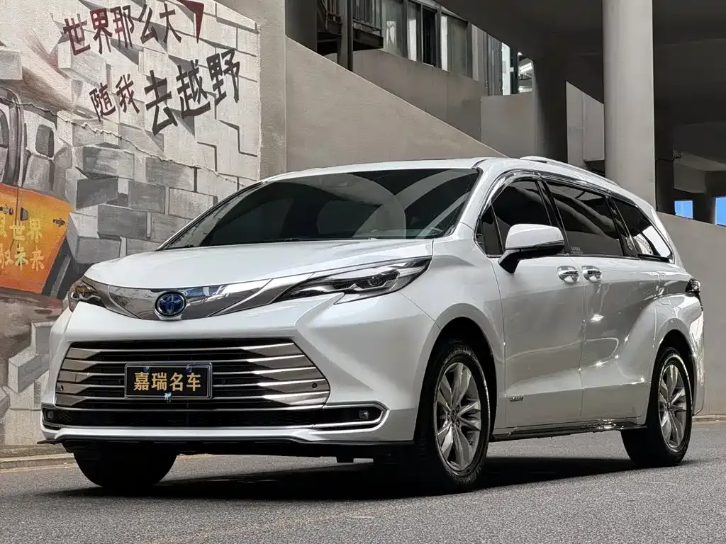 Toyota Sienna — фото 1