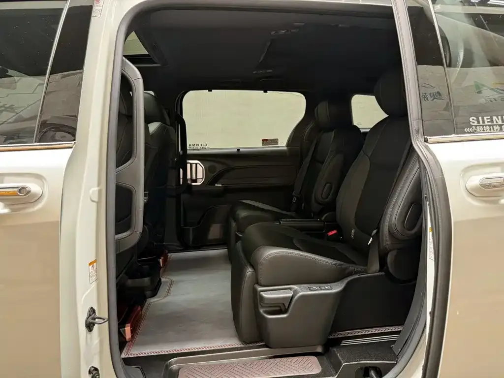 Toyota Sienna — фото 9