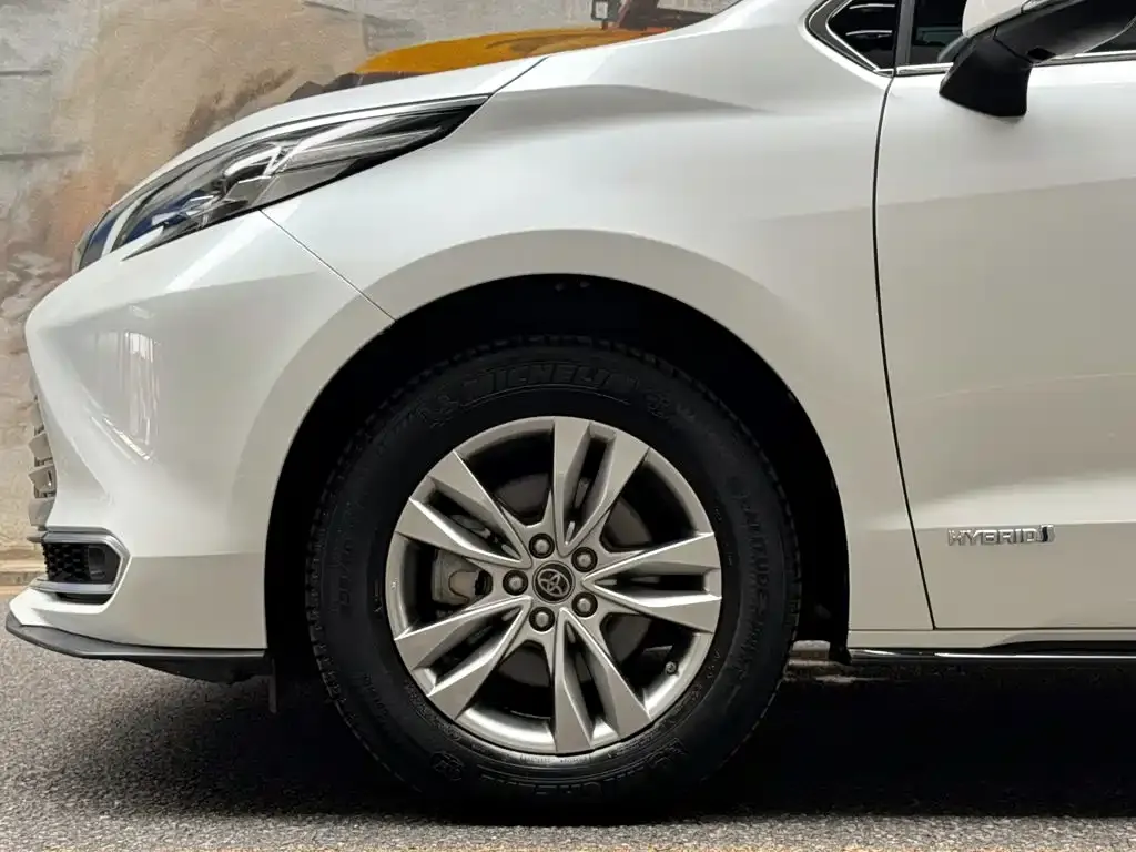 Toyota Sienna — фото 4