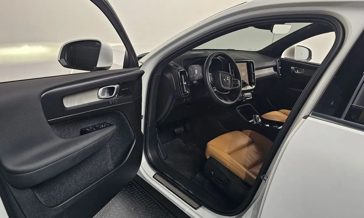 Volvo XC40 — фото 7