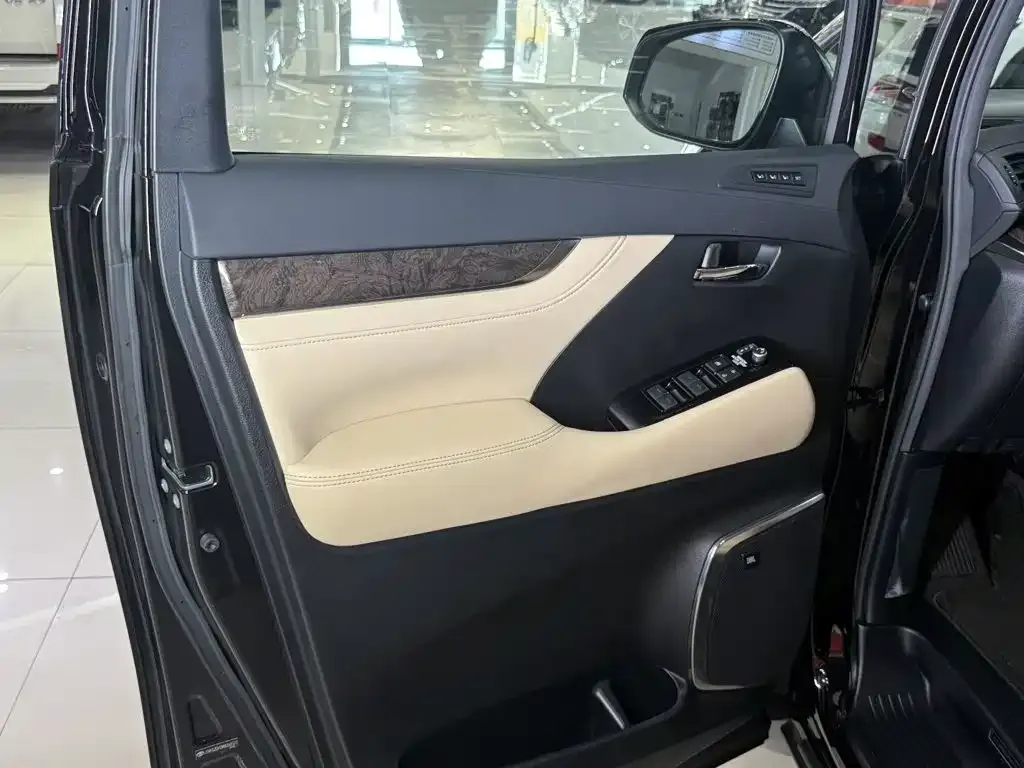 Toyota Vellfire — фото 2