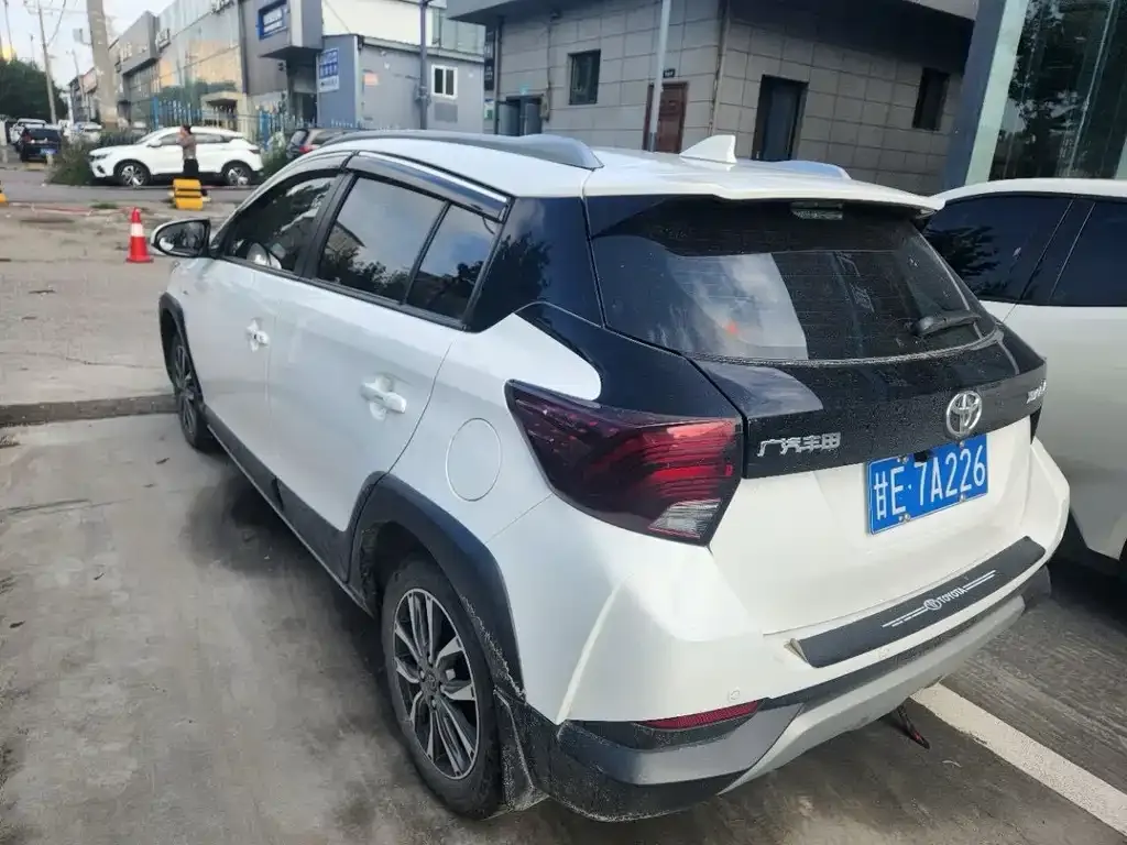 Toyota Yaris L — фото 4