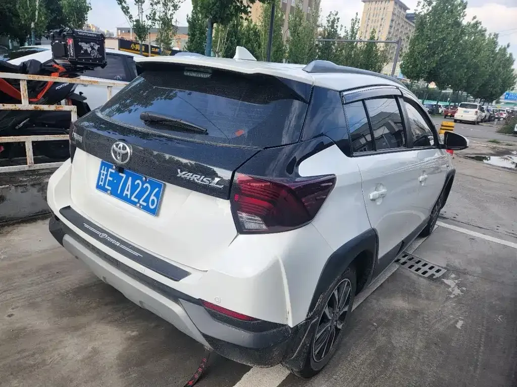 Toyota Yaris L — фото 3
