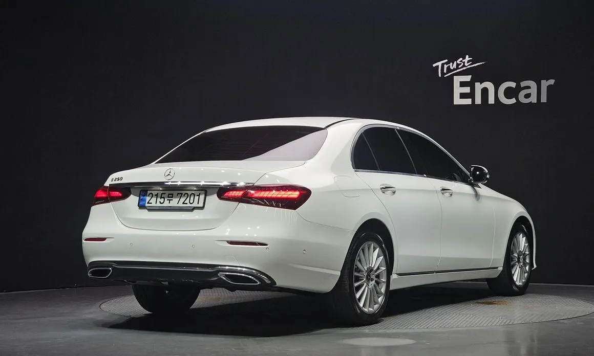 Mercedes-Benz E-Class — фото 9