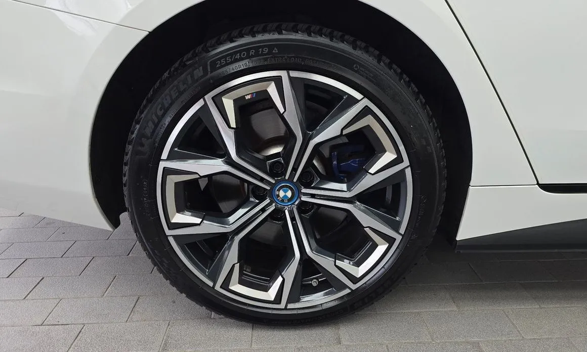 BMW i4 — фото 10